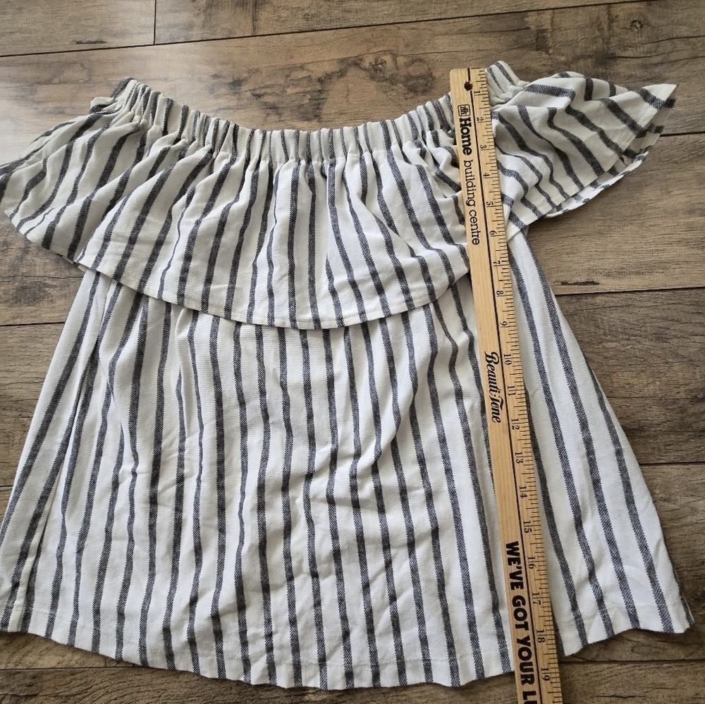 Banana Republic Striped Grey And White Small Top. Great Summer Top. - Picture 4 of 8